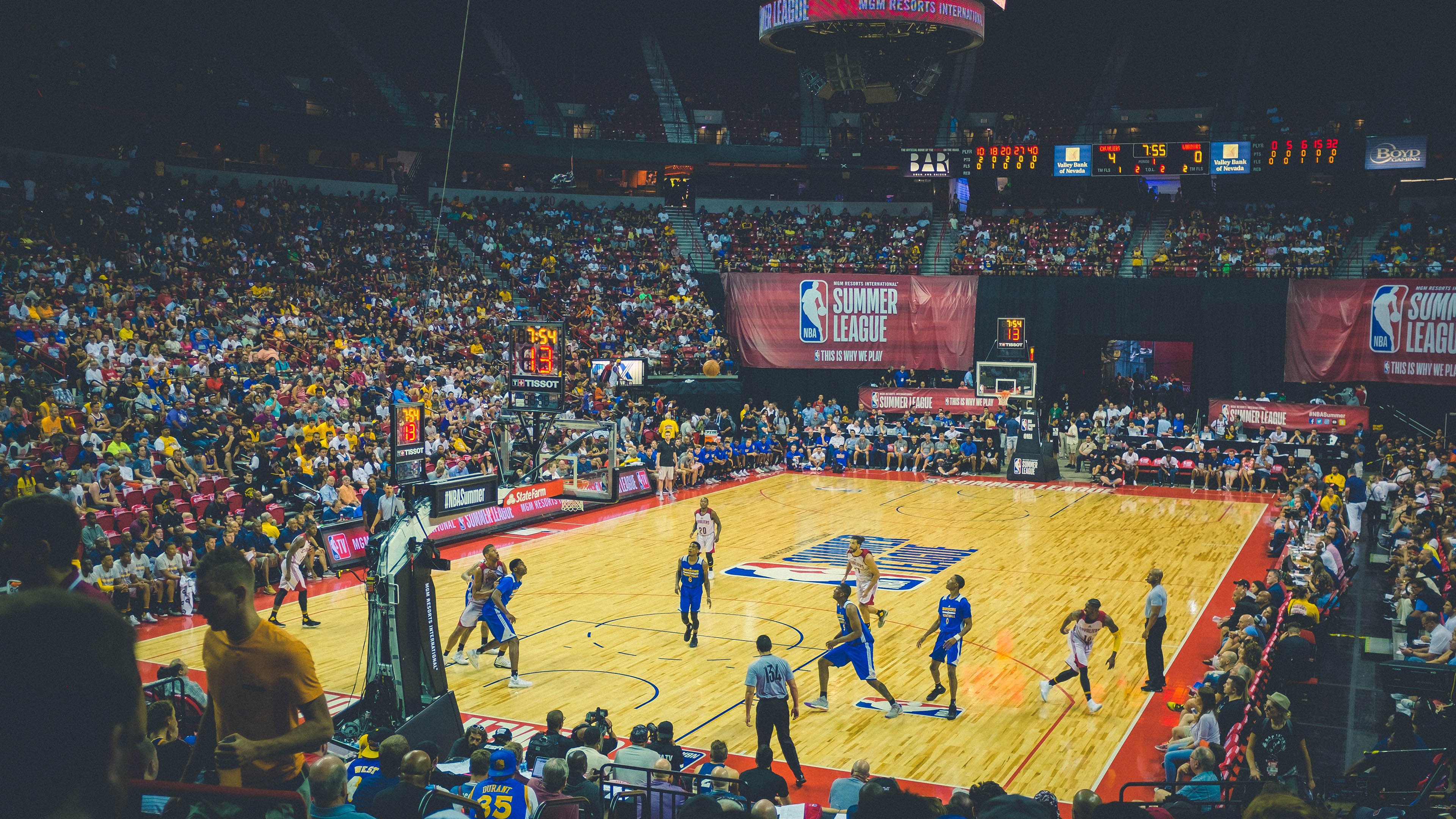 史诗般的比赛:马拉松选手力争第一,21位马拉松选手